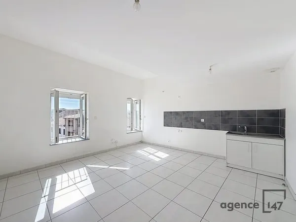 PLACE DE FERRI DE LUDRE - (DISPONIBILITE IMMEDIATE)