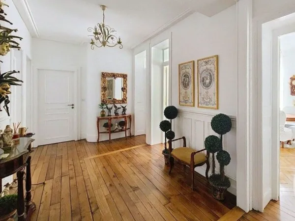 Appartement Haussmannien en rez-de-chaussée surélevé