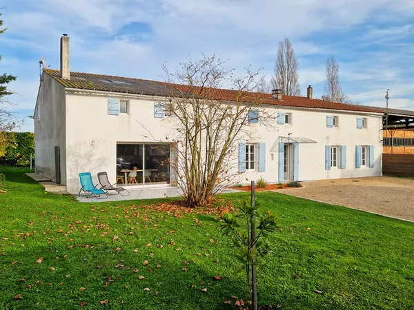Maison à vendre 8 pièces proche de TONNAY BOUTONNE (17)