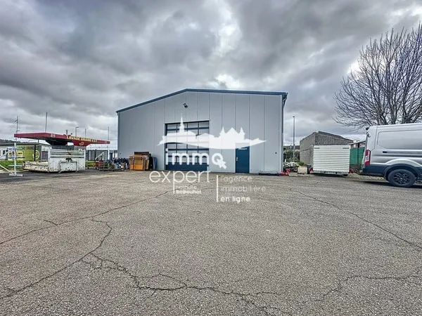 Bâtiment commercial ou industriel récent à vendre Axe Mire