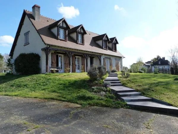 Vierzon Sud - Propriété T.7 - 6 chambres - 195 M²