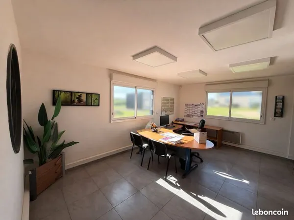 Local 930 m² LAMBALLE ARMOR