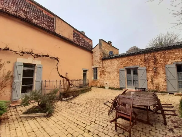 Grande propriété de village avec potentiel de revenu locatif