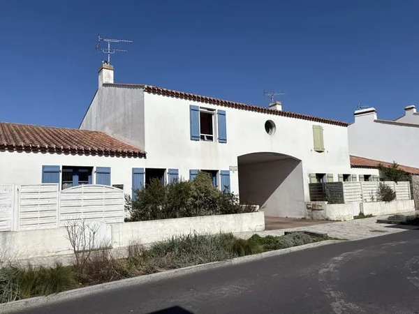 A vendre maison/appartement 4 chambres hyper centre de Noirmouti