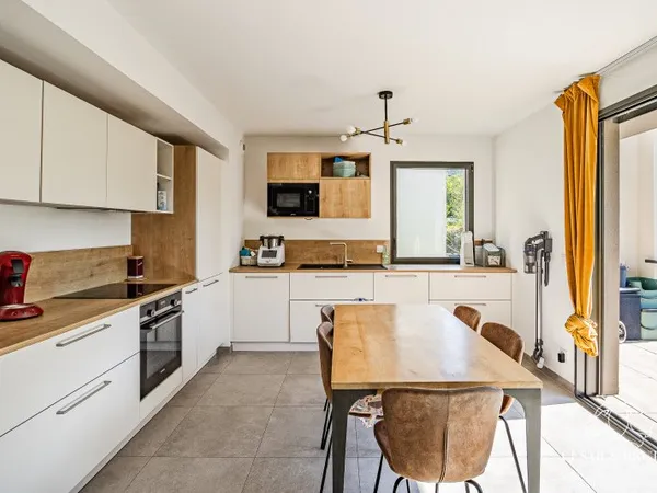 Exclusivité : T4 en duplex centre de Limonest avec terrasse et jardin