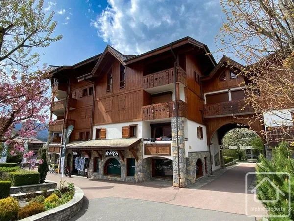 Duplex de 3 chambres idéalement situé au centre de Samoëns, avec garage souterrain et cave, à 20 m d