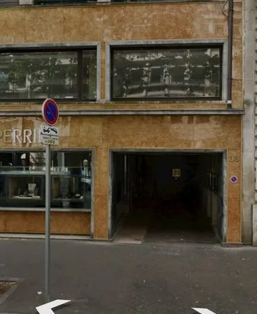 Parking a vendre av Victor Hugo a cote de l etoile