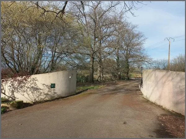 Exceptionnelle propriété sur environ 9,5 hectares attenants.