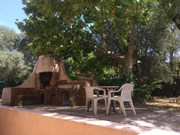 Loue maison 183,5m² Marseille 9ème : Villa meublée 7 pièces, jardin 600m², parking 4 places