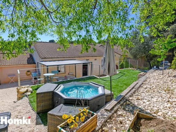 Jolie maison rénovée 3 pièces de 74 m2 avec jardins et garage sur Nîmes Castanet
