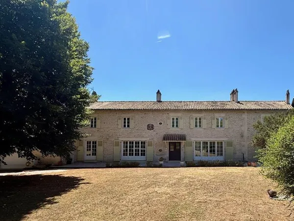Magnifique Logis Ancien Rénové avec Piscine Intérieure, Court de Tennis et Jardins Clos de Murs