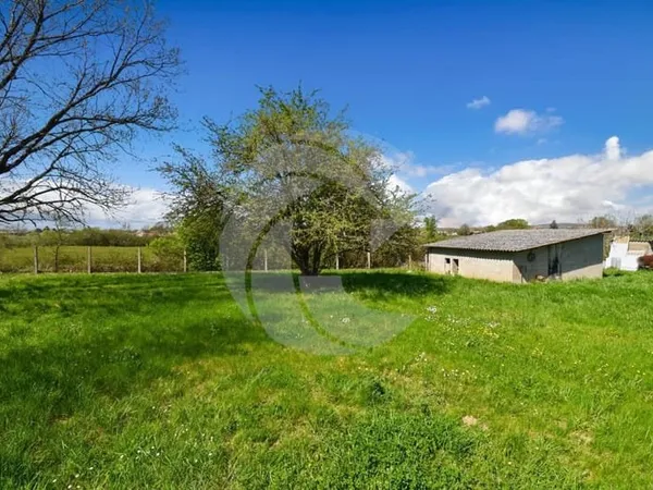 Beau terrain plat de 689 m², entièrement viabilisé, situé dans un environnement résidentiel calme et