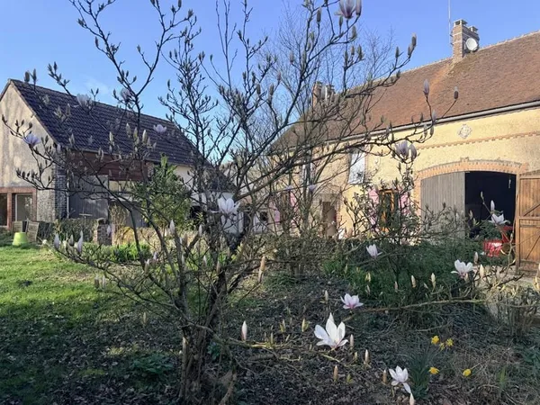 Ref 742 A 1h30 de Paris A6, à 15 mn Toucy, Vous serez séduit par cet ensemble immobilier , longère,