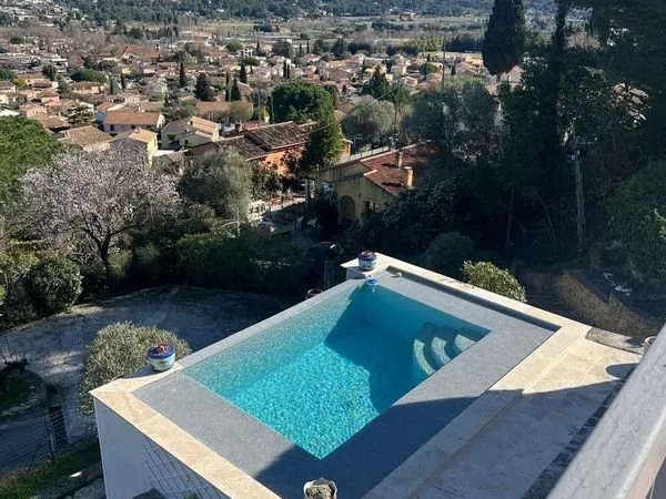Villa d'artiste haut de gamme avec piscine à débordement et vue panoramique