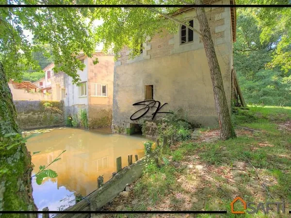 Moulin unique dans cadre reposant