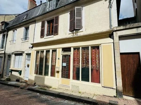 Maison de ville dans le centre de La Charité