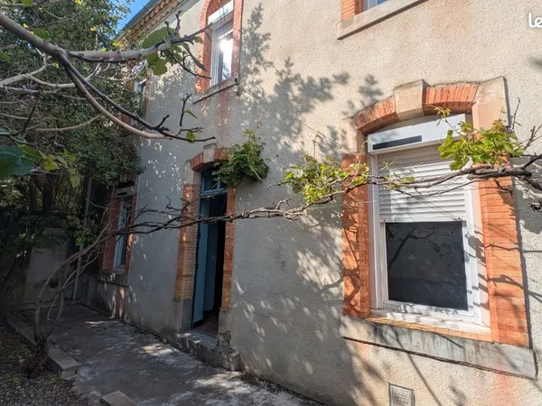 Maison capucin avec garage et extérieur