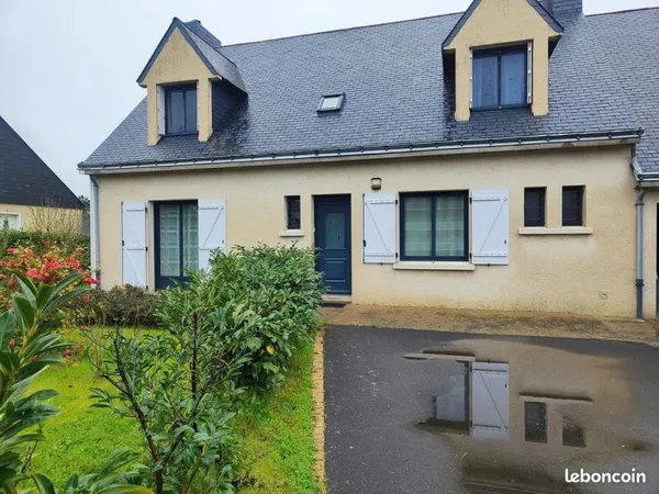 5 chambres + bureau • 140 m² • Garage • 100 m² d'annexes • Ligné centre • DPE C