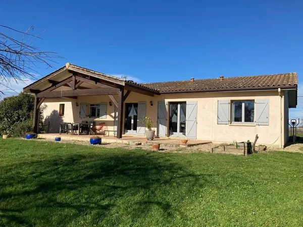 Maison de plain-pied lumineuse avec dépendances et jardin cl