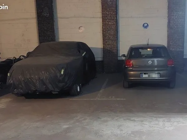 2 grandes places de parking couvertes rue de Trévise