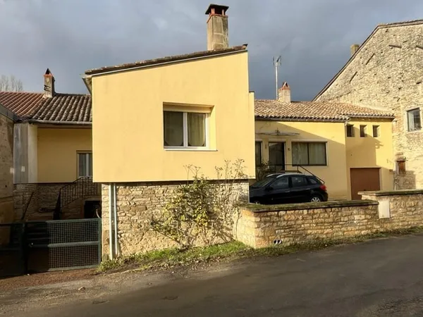 Bel Emplacement Maison De Village Avec Annexe Louee