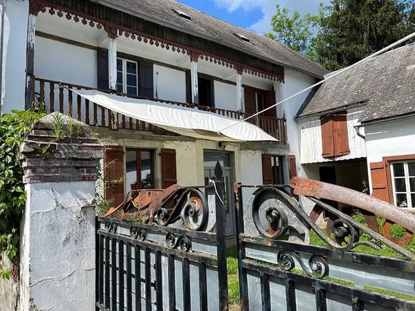 Maison de village à rénover, 80 m² avec dépendances et terrain.