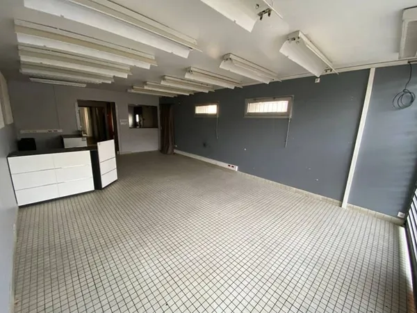 Local commercial 1 pièce 148 m²