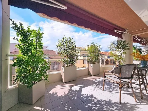 2 pièces rénové avec terrasse - Nice Wilson