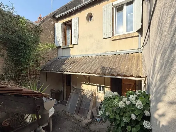 À vendre - Maison de ville avec jardin à rénover