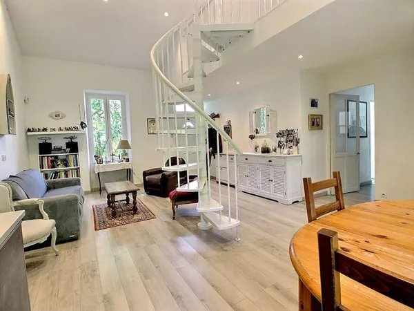 Maison 93m² rénovée avec jardin, 3 Chambres + Mezzanine Grand Garage