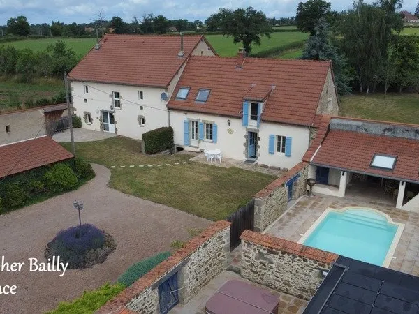 Belle propriété, rénovée récemment, avec gîtes sur 3761 m² de terrain
