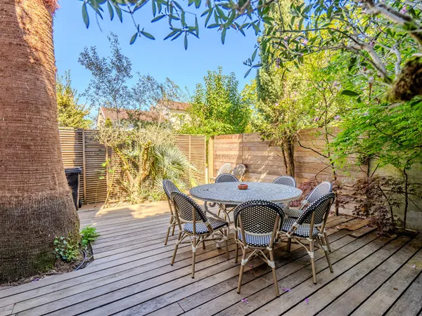 Le Bouscat / Parc Bordelais - Maison en pierre 7 pièces de 124 m² avec jardin et balcon