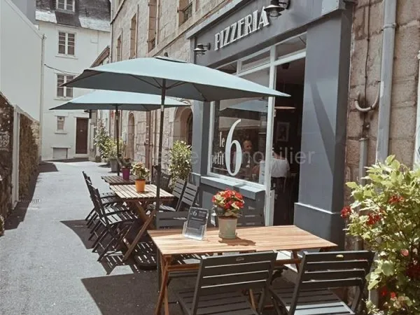 Restaurant - pizzéria idéalement situé en plein coeur du centre-ville d'AUDIERNE