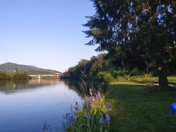 Logement 60m2 au bord de l'eau avec extérieur et parking