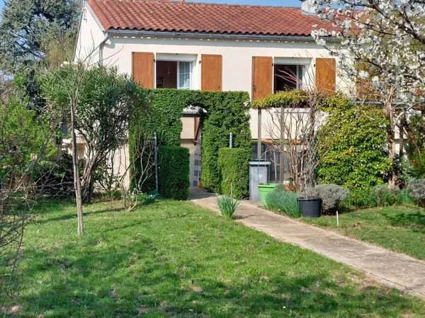 MAISON familiale située à MERPINS