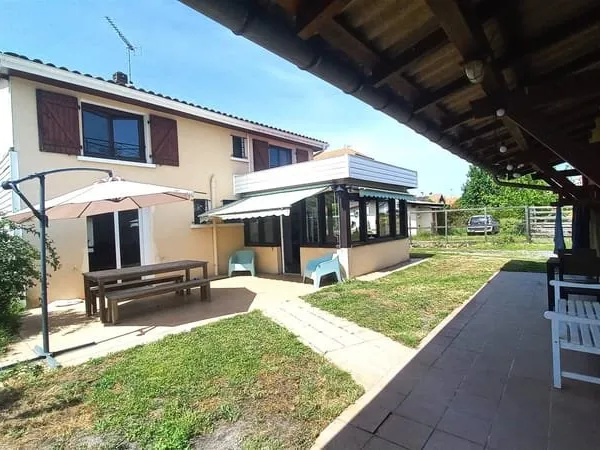 Maison, 1 suite parental, 3 chambres, 2 dépendances, terrain clos.