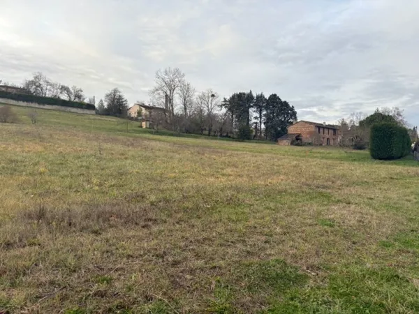 Terrain 590 m²