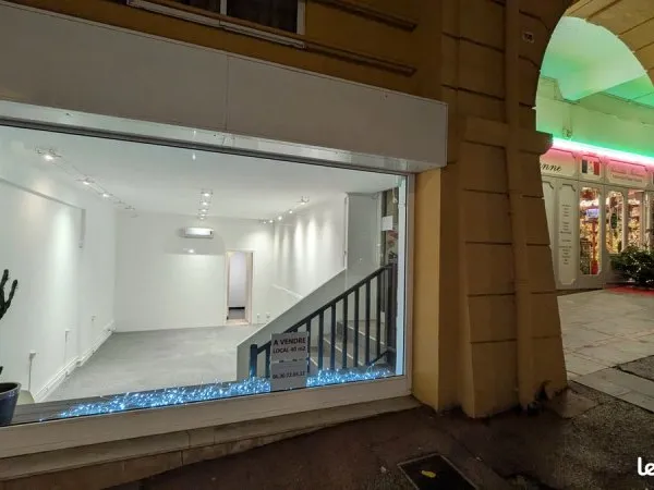 Local 40 m² avec belle vitrine dans rue passante de Fréjus centre