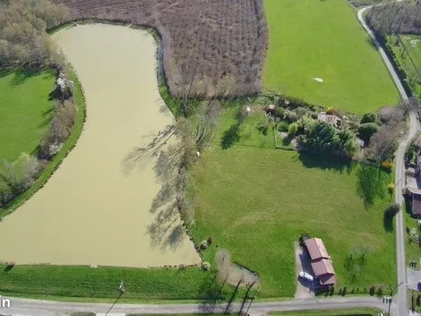 Propriété rare - 2,1 ha avec étang + chalet - fort potentiel