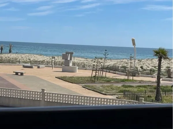 Front de mer, 1ère ligne, T2, meublé et équipé, 35,5 m2, climatisé, parfait état, balcon, 1er étage,