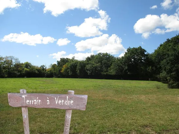 Terrain constructible ! 835 m² à Auverse (49490)