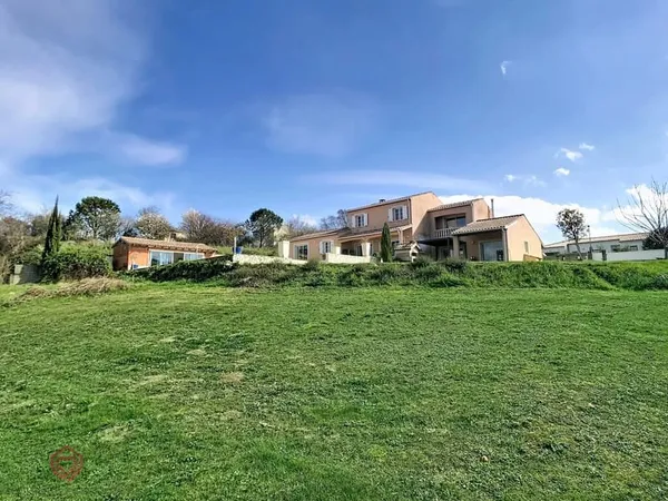 Elégante villa contemporaine avec piscine