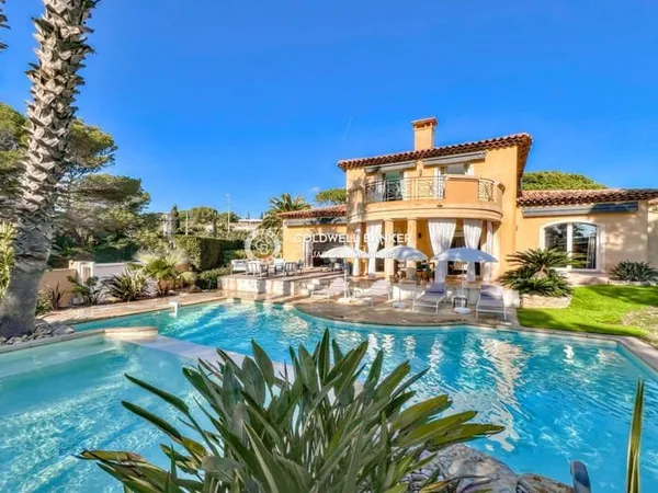 Exclusivité ? Élégante villa à 100 mètres de la plage