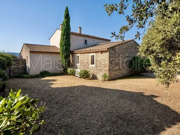 Maison lumineuse avec piscine, oliveraie et vue Luberon