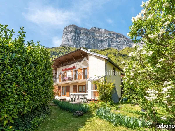 Grande maison de village avec potentiel d'aménagement à La Balme-de-Thuy