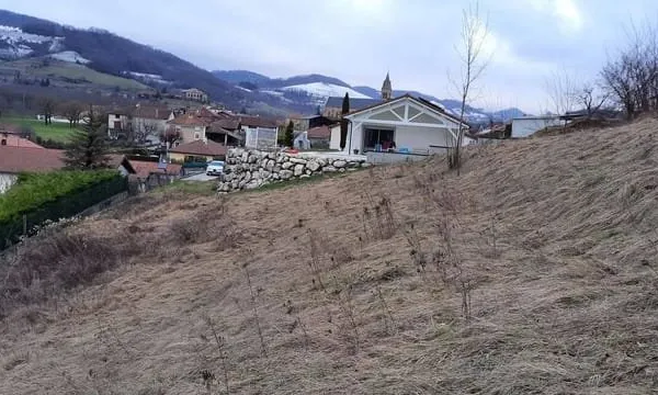 Terrain 2048 m²