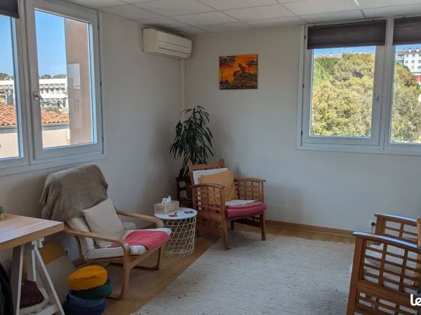 Bureau lumineux 17 m² en cabinet partagé - Castelnau-le-Lez (tram + parking)