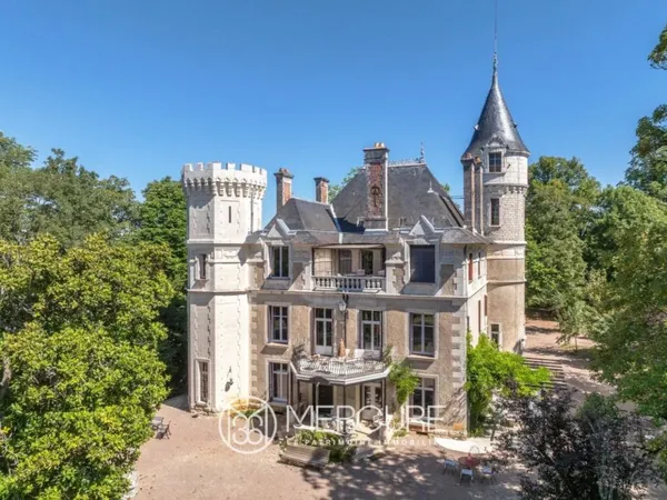 CHATEAU AVEC PARC DE 9HA - PROCHE DE NONTRON