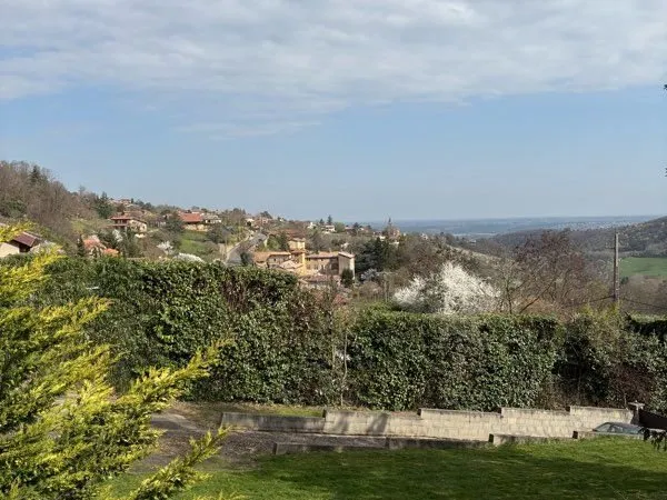 Terrain constructible 1800 m2 POLEYMIEUX AU MONT D'OR