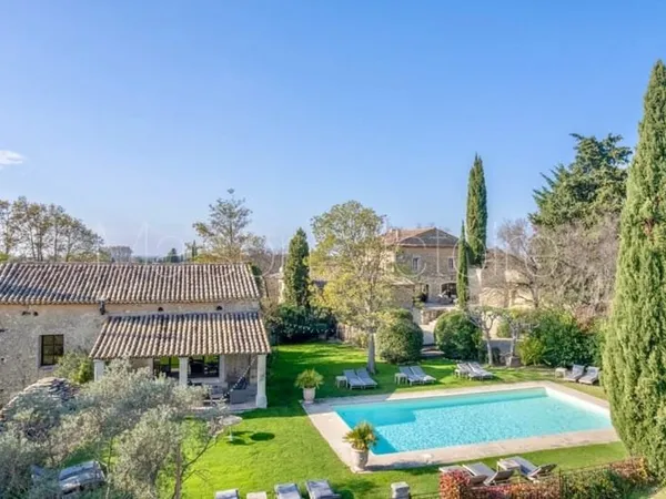 Somptueux hameau du 18ème siècle et deux piscines.